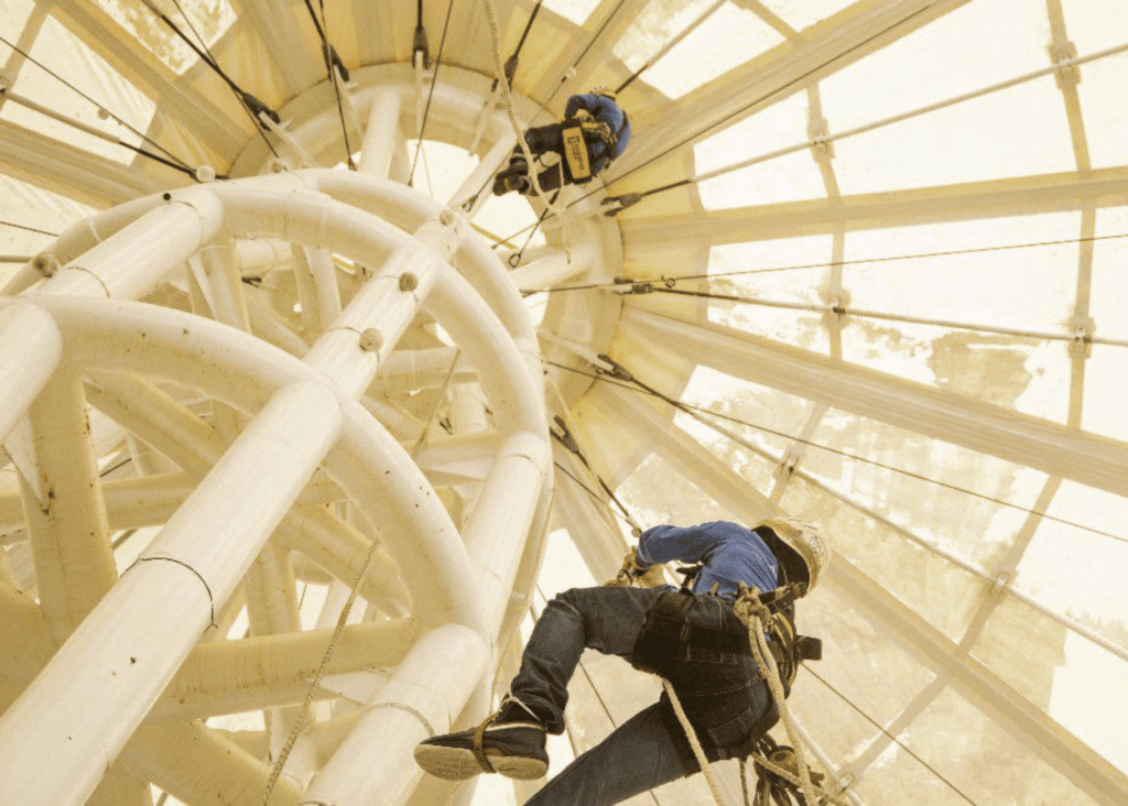 Técnicos verticales pintando estructuras metálicas